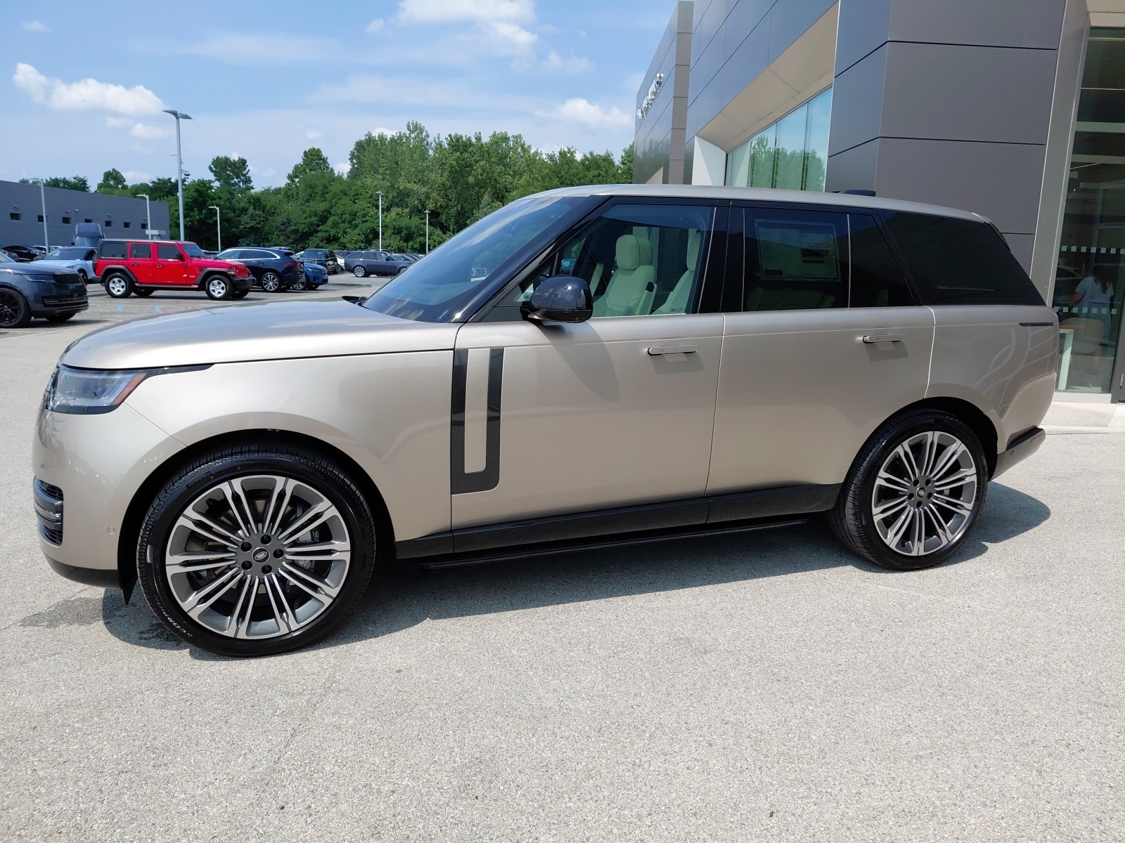 New 2025 Land Rover Range Rover SE 400PS