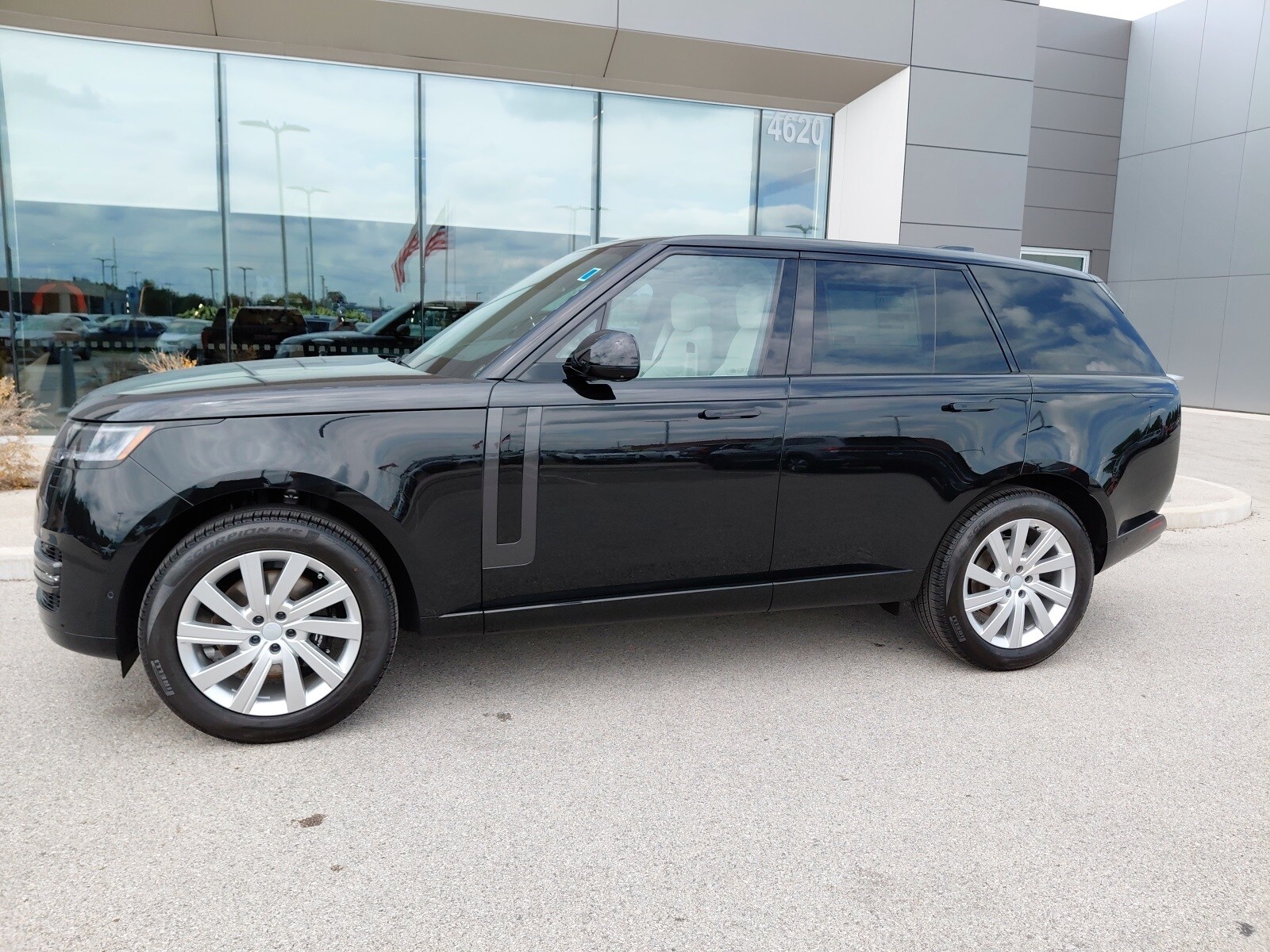 New 2025 Land Rover Range Rover SE