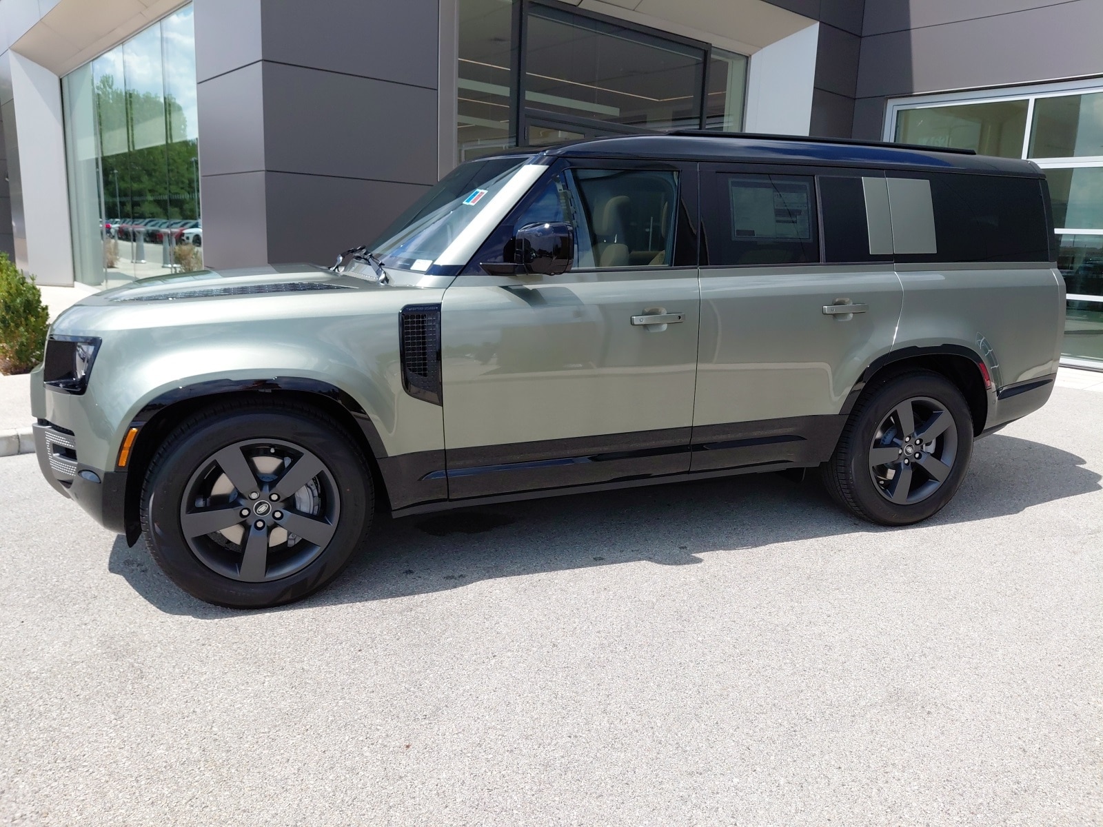 New 2025 Land Rover Defender 130 400PS X-Dynamic SE