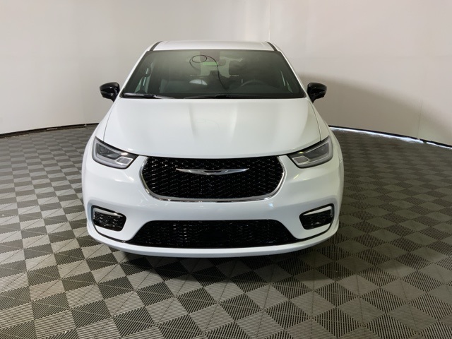 New 2026 Chrysler Pacifica Select