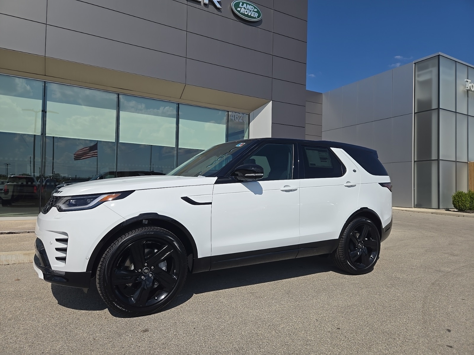 New 2025 Land Rover Discovery Dynamic SE 300PS