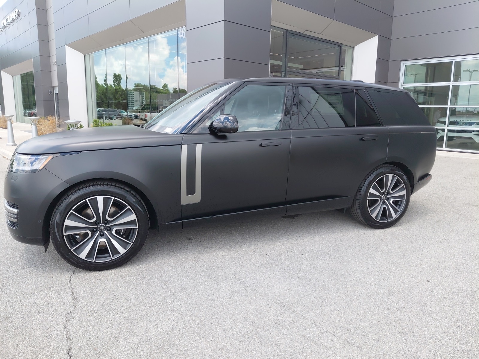 New 2025 Land Rover Range Rover SE