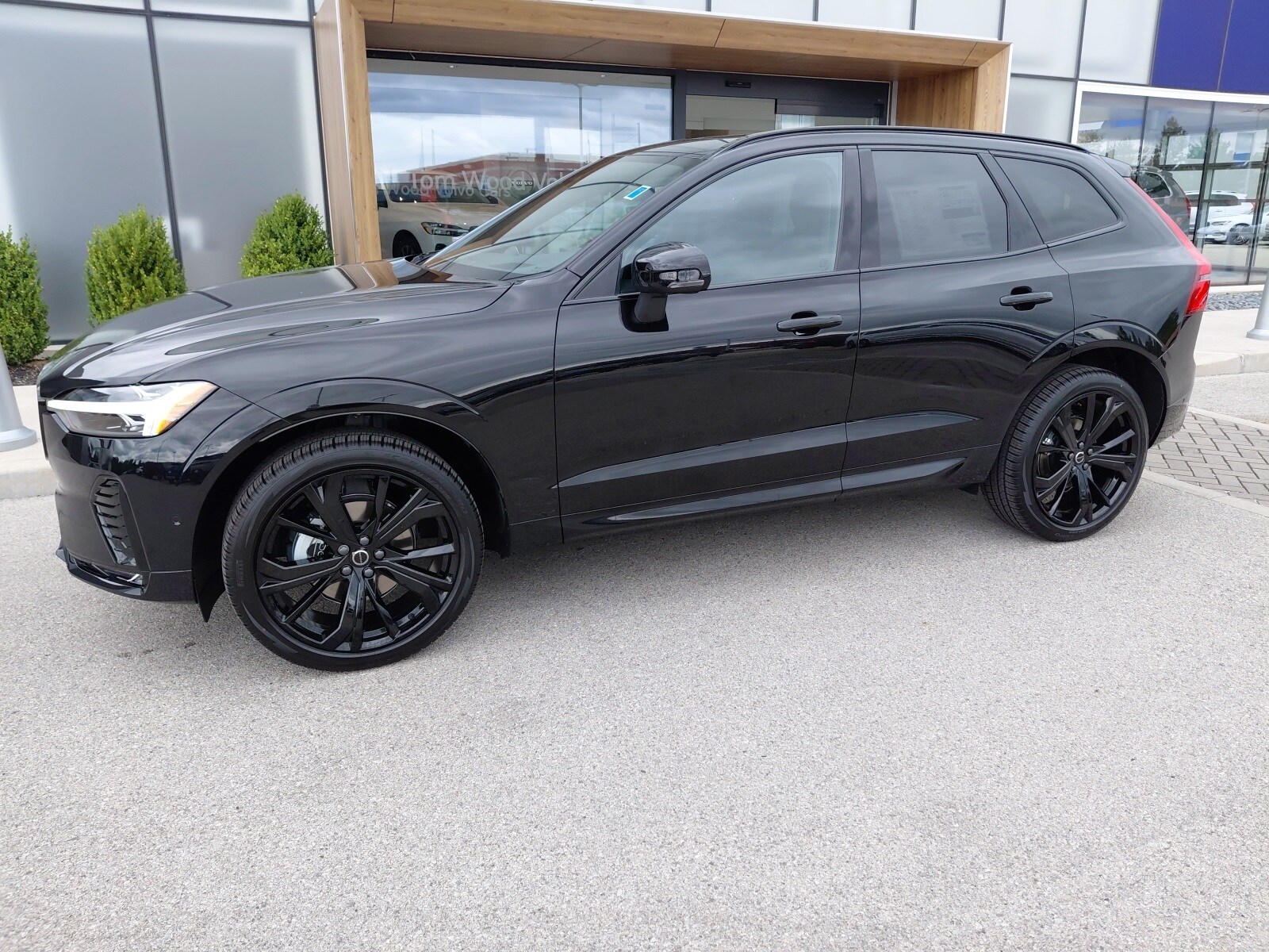 New 2026 Volvo XC60 B5 Ultra Black Edition