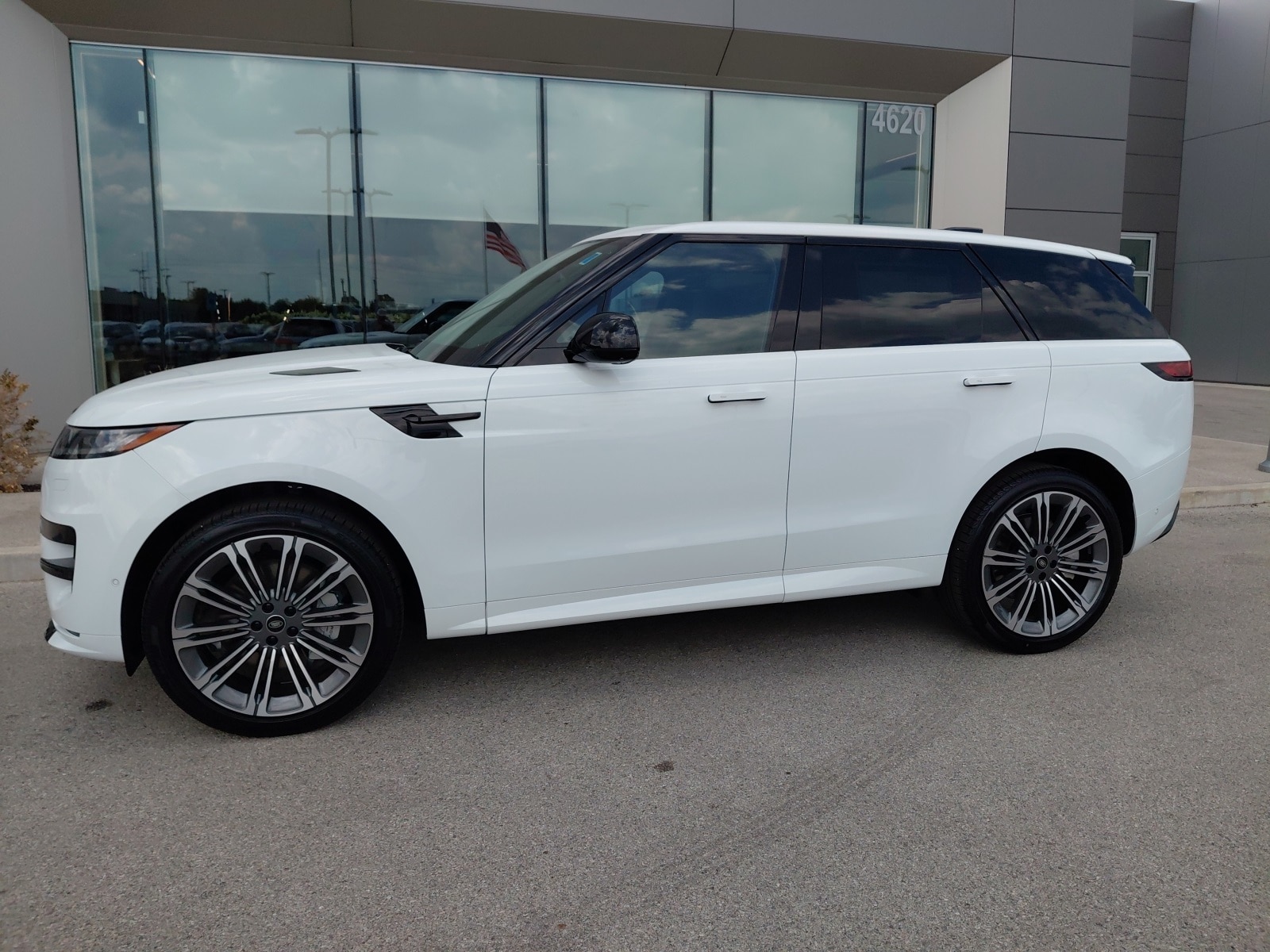 New 2025 Land Rover Range Rover Sport Dynamic