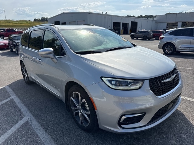Used 2024 Chrysler Pacifica Pinnacle