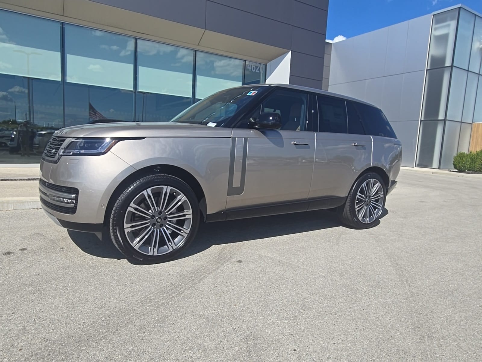 New 2025 Land Rover Range Rover SE 400PS