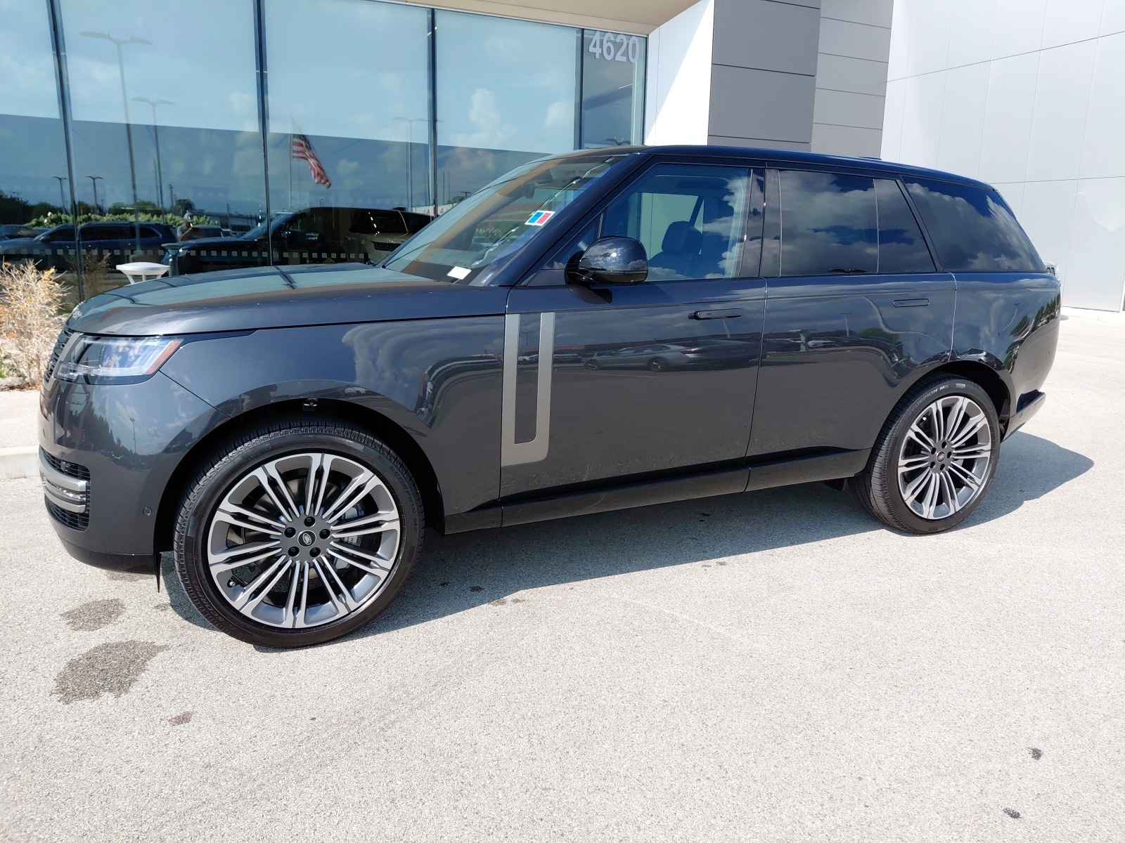 New 2025 Land Rover Range Rover SE 400PS