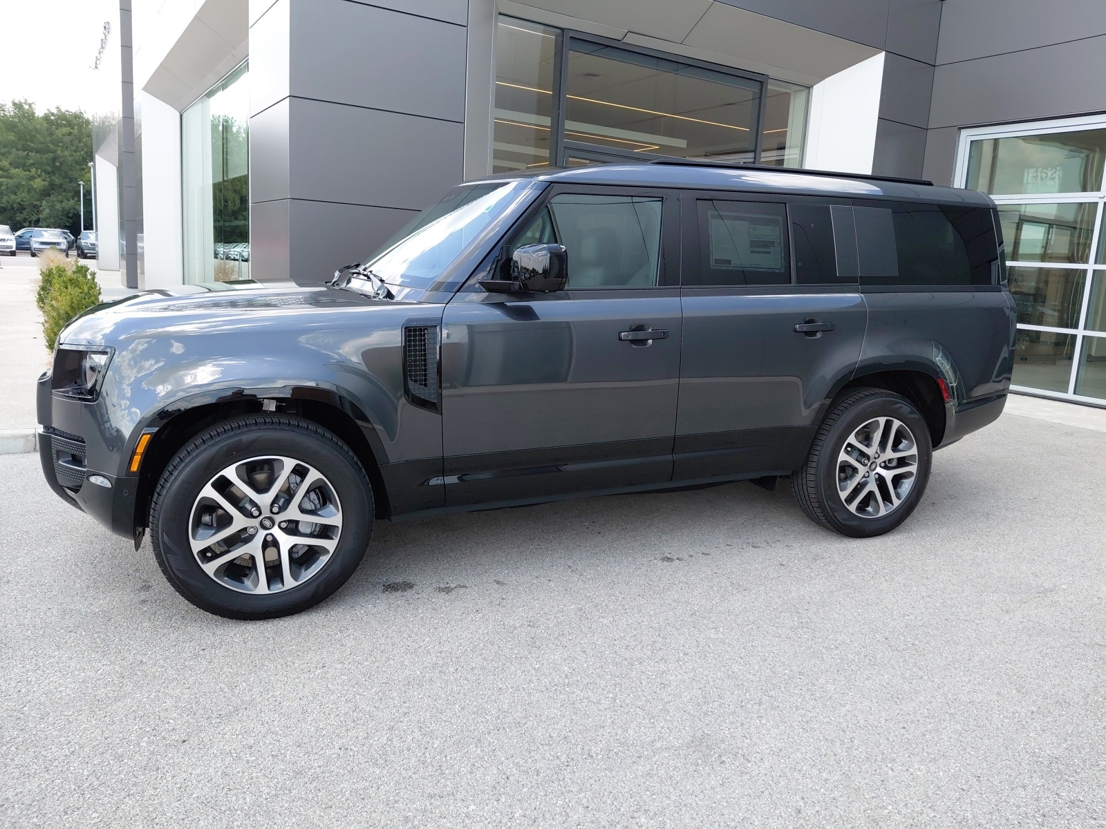 New 2025 Land Rover Defender 130 400PS X-Dynamic SE