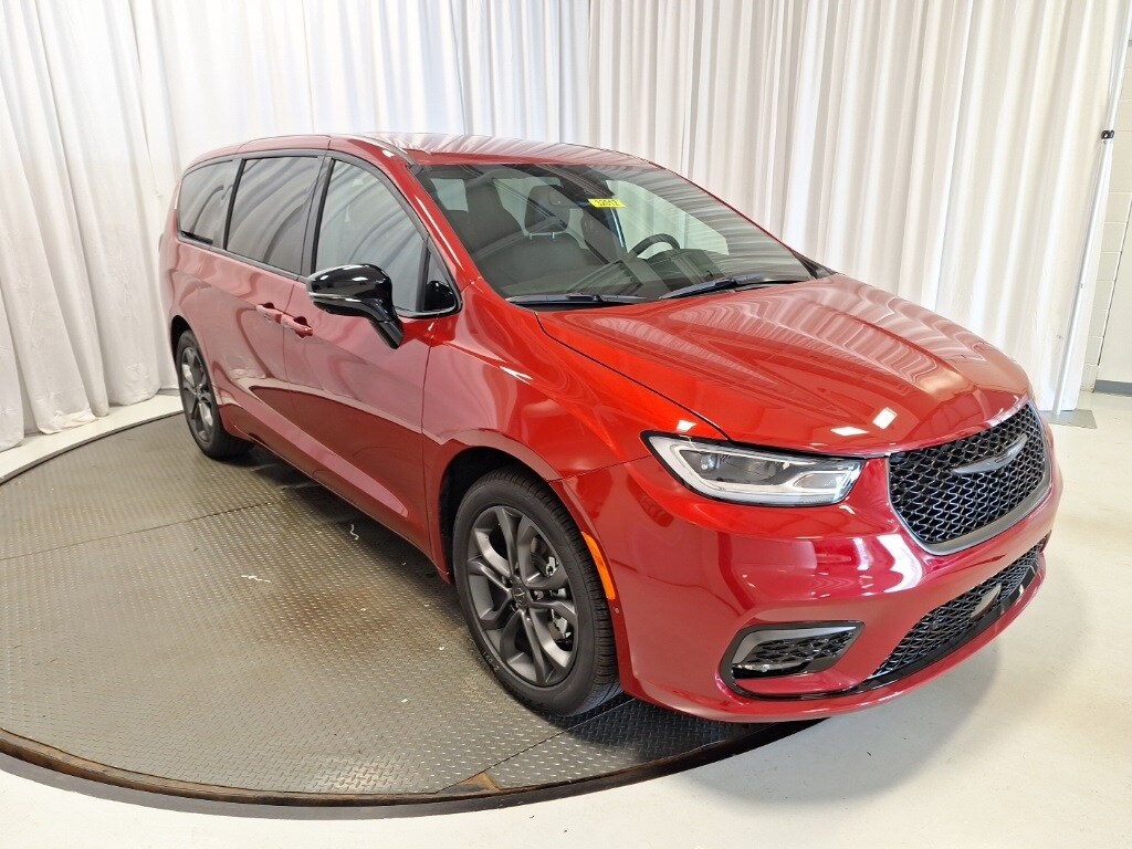 New 2026 Chrysler Pacifica Select