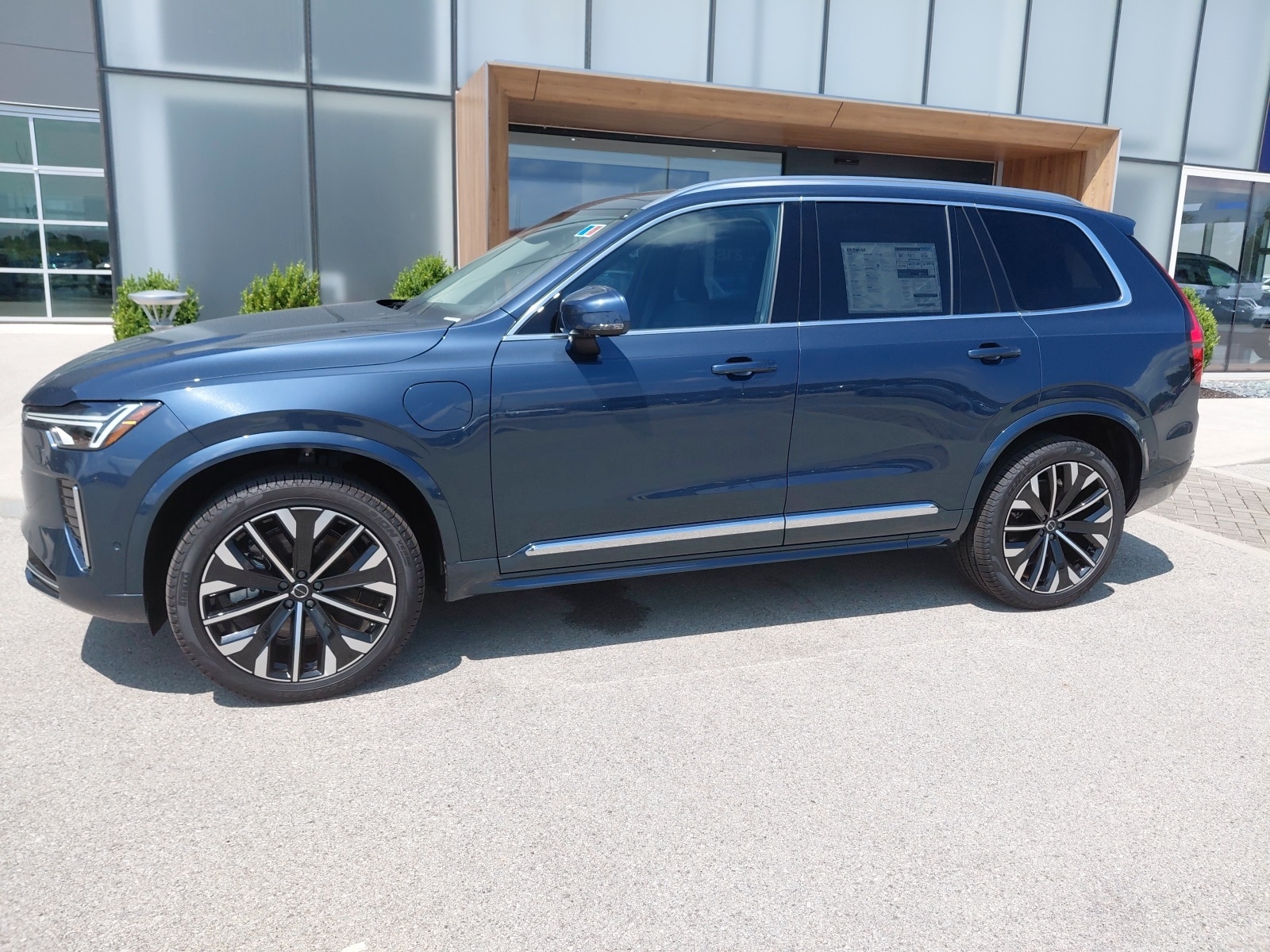 New 2025 Volvo XC90 plug-in hybrid T8 (2025.5) Plus 7-Seater