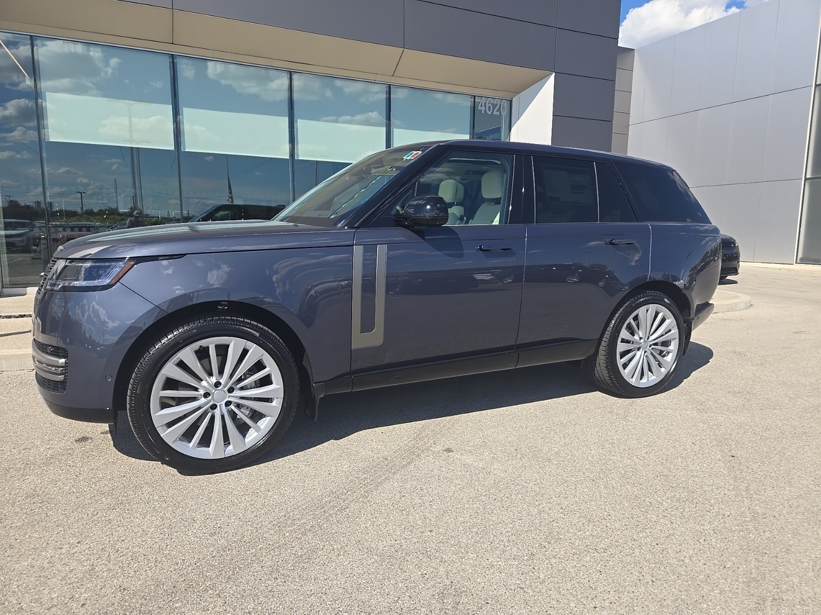 New 2025 Land Rover Range Rover SE