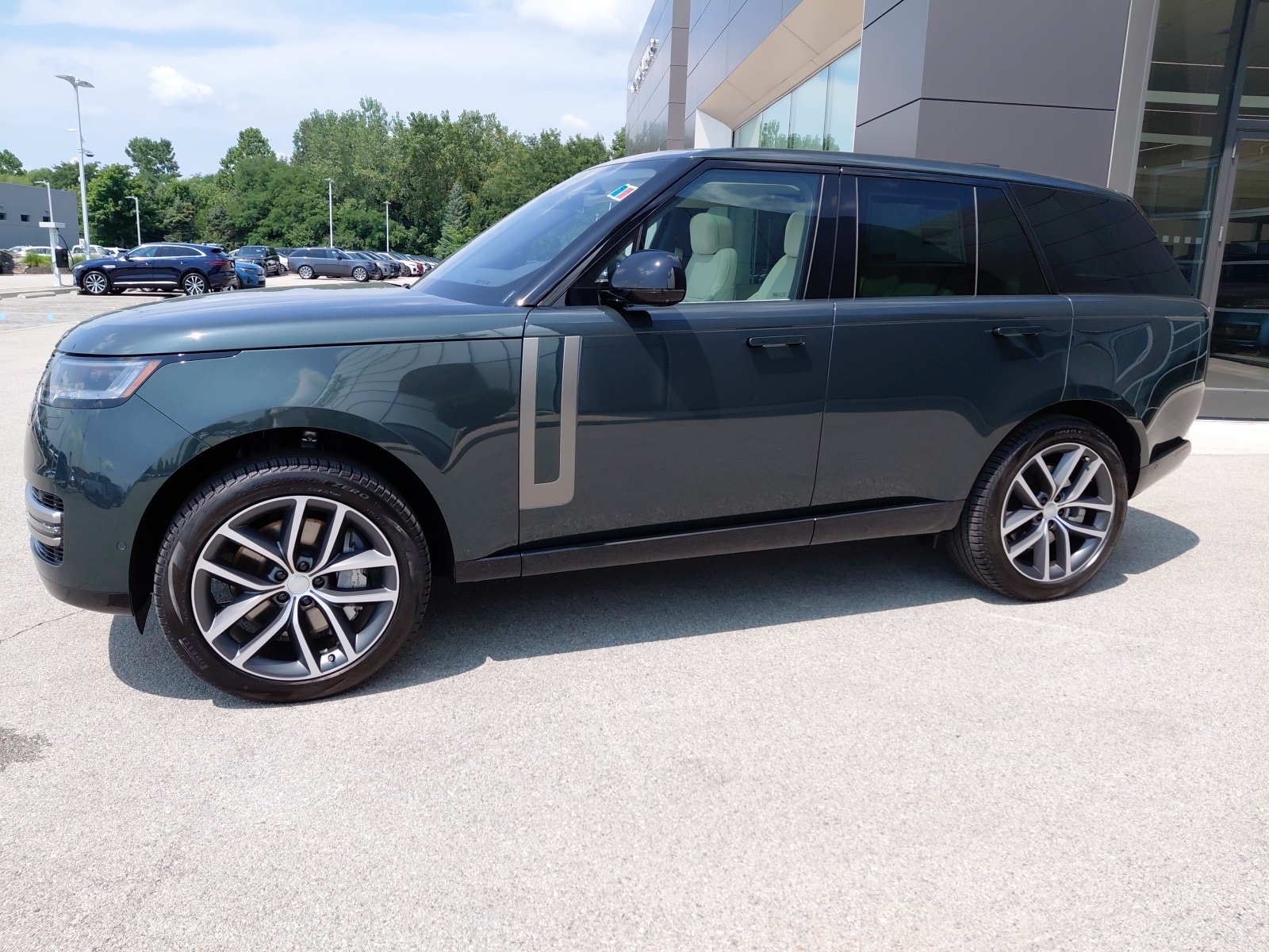 New 2025 Land Rover Range Rover SE 530PS