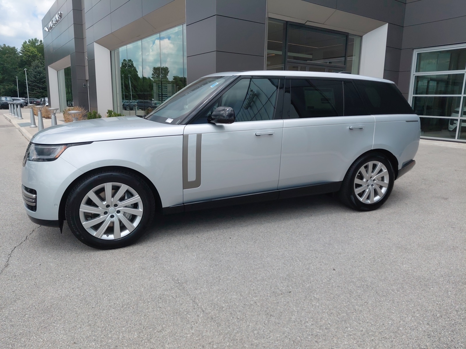 New 2025 Land Rover Range Rover SE