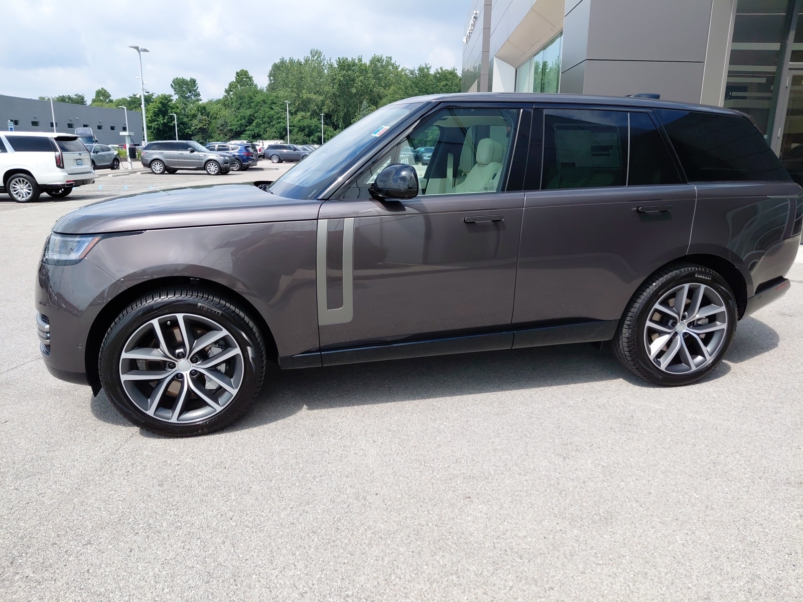 New 2025 Land Rover Range Rover SE 530PS