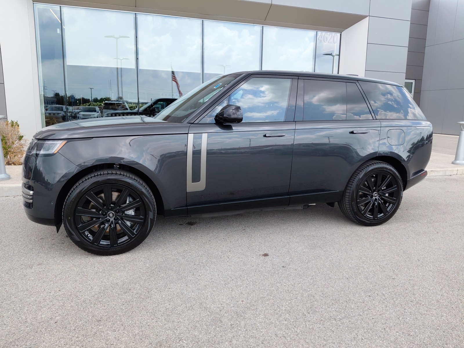 New 2025 Land Rover Range Rover SE