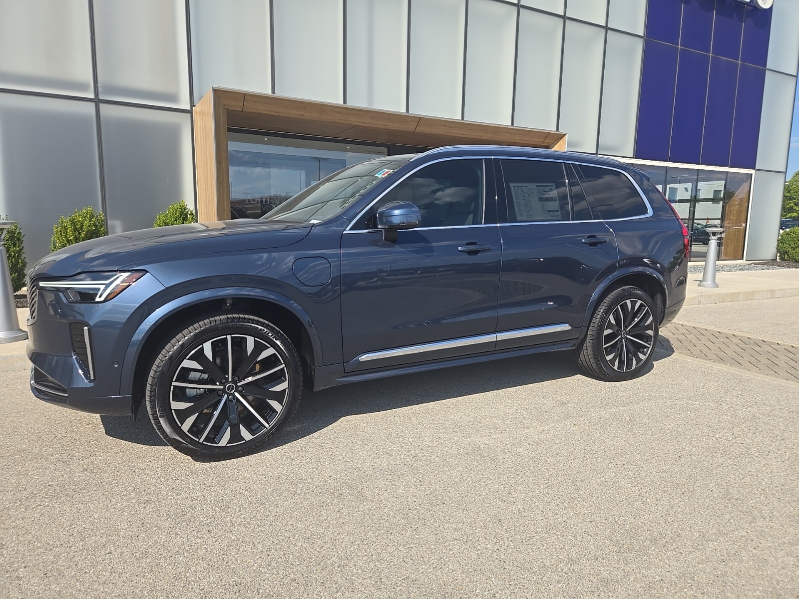 New 2026 Volvo XC90 plug-in hybrid T8 Plus 7-Seater