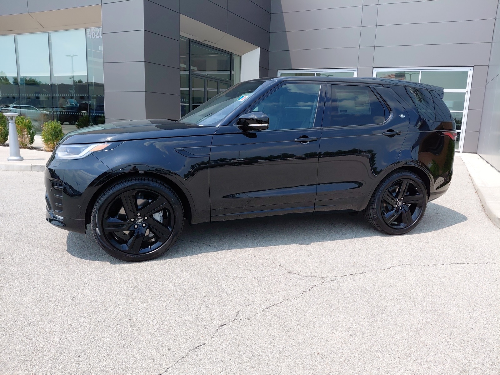 New 2025 Land Rover Discovery Dynamic SE 300PS