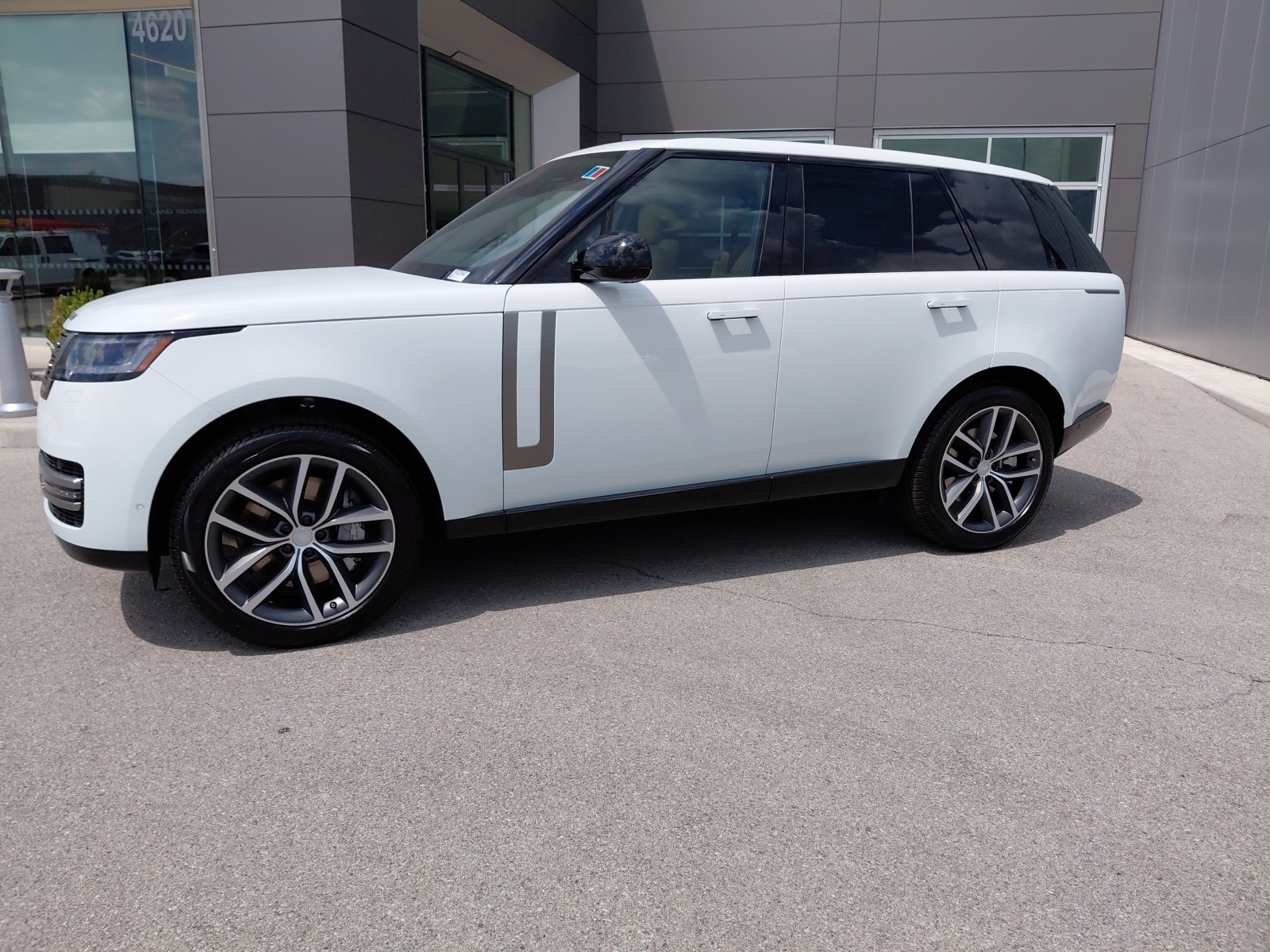 New 2025 Land Rover Range Rover SE 530PS